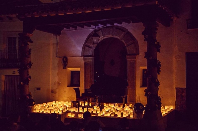 1 PIANO & 200 VELAS